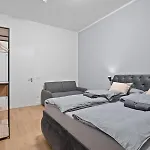 Haus Ysenburg - In Zentraler Lage - Kostenfreies Parken In Der Naehe - Sehr Gute Anbindung An Oeffentliche Verkehrsmittel 卡塞尔